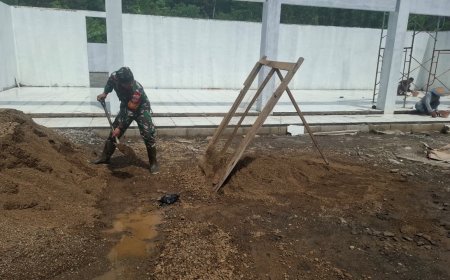 Babinsa Koramil 12 Sigaluh Awasi Pembangunan KDKMP di Desa Randegan