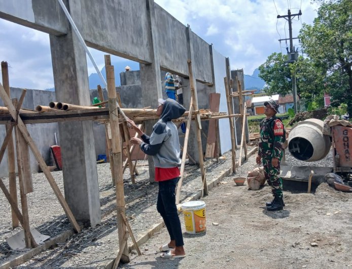 Perataan Lantai dan Pengacian Dinding KDKMP Medayu Didampingi Babinsa