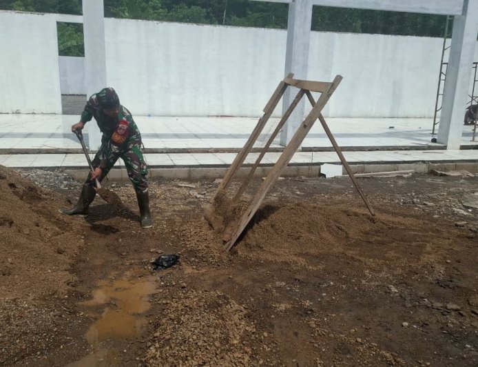 Babinsa Koramil 12 Sigaluh Awasi Pembangunan KDKMP di Desa Randegan