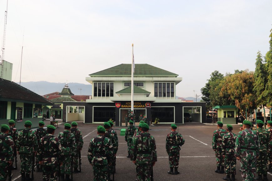 Kasdim 0704 Banjarnegara Pimpin Upacara Bendera Merah Putih