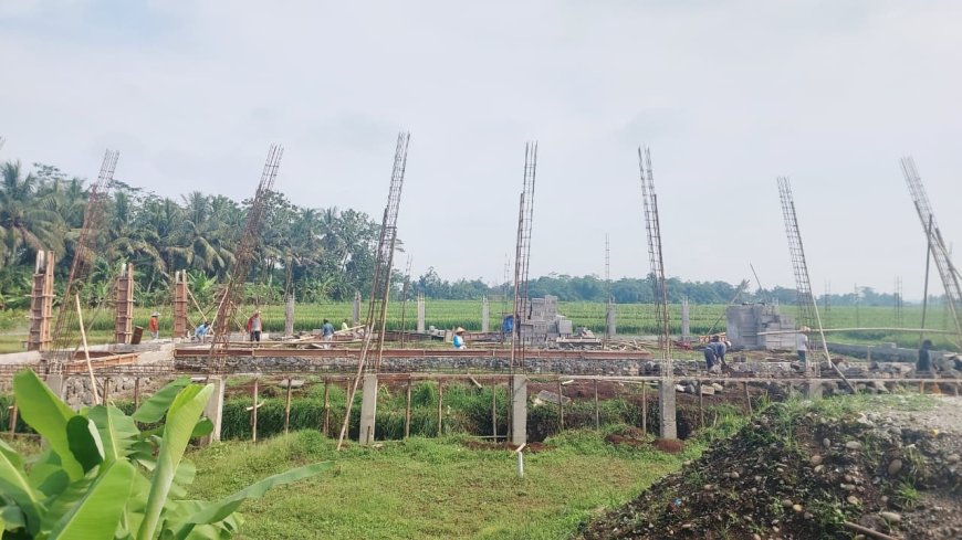 Babinsa Koramil 07 Mandiraja Dampingi Pengecoran Kolom Pembangunan KDKMP