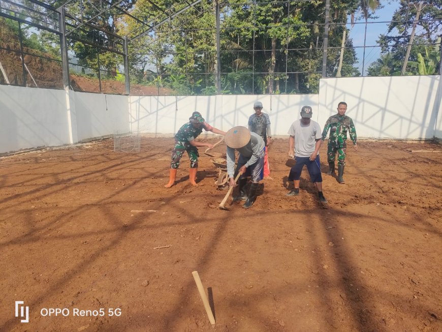 Babinsa Sigaluh Dampingi Pengecoran Gudang Gas Galon KDKMP