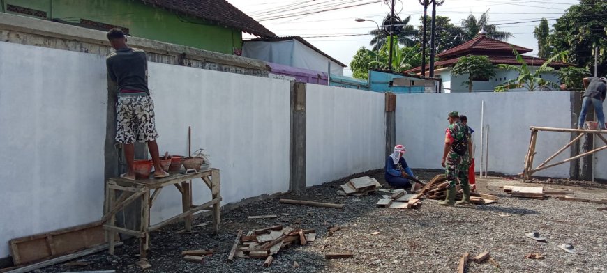 Babinsa Awasi Pengerjaan Acian Kolom dan Sponengan Dinding KDKMP