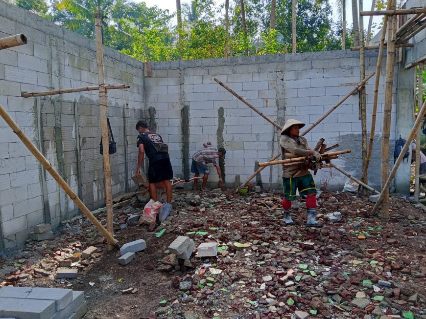 Babinsa Dampingi Pengerjaan Plester Dinding Dalam KDKMP di Desa Somawangi