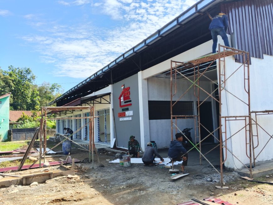 Di Balik Rangka Atap KDKMP Bandingan Semangat Gotong Royong Terus Terjaga